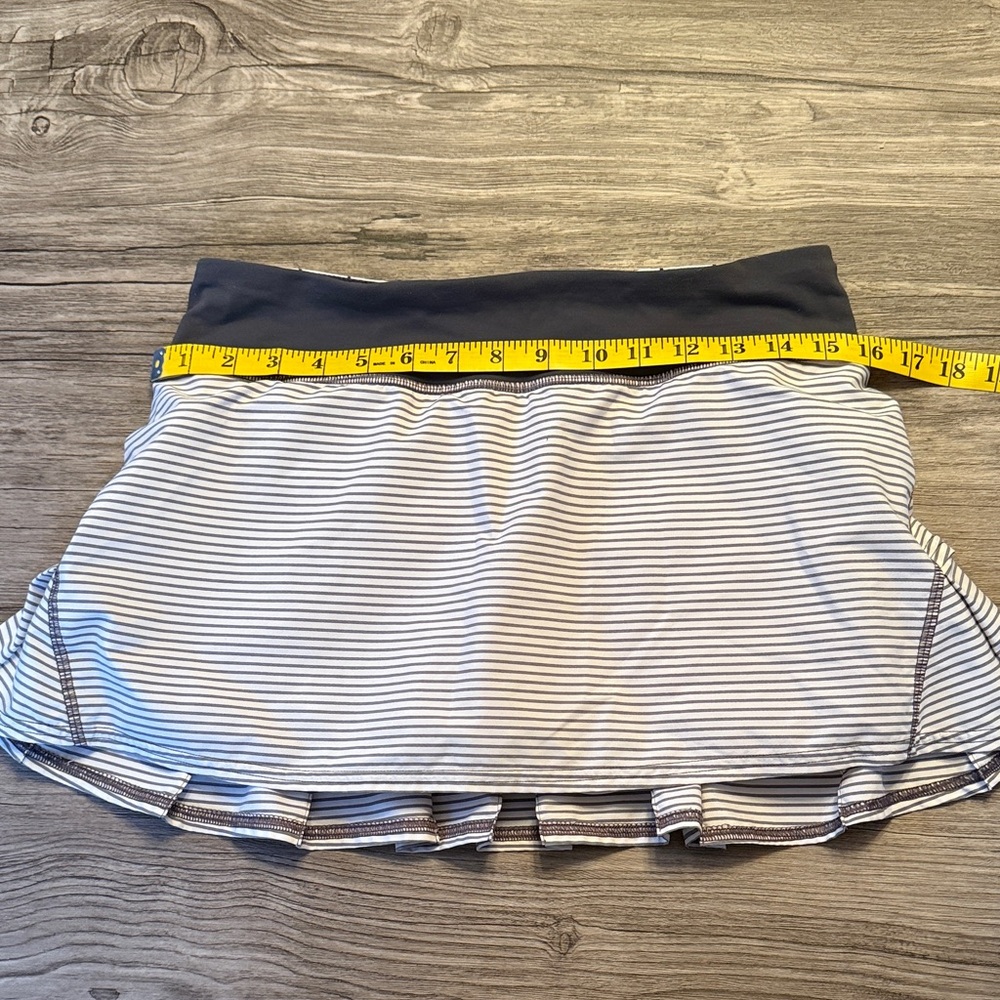 lululemon athletica White and Gray Striped Women’s Skort - Picture 6 of 6